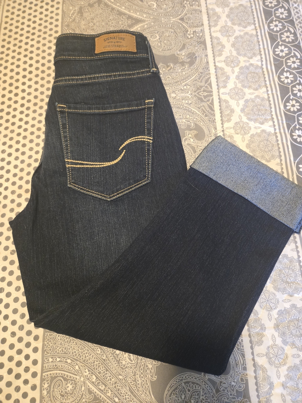 Signature By Levi Dark Indigo Skinny Capris with Contrast Stitching Size 2 W-26